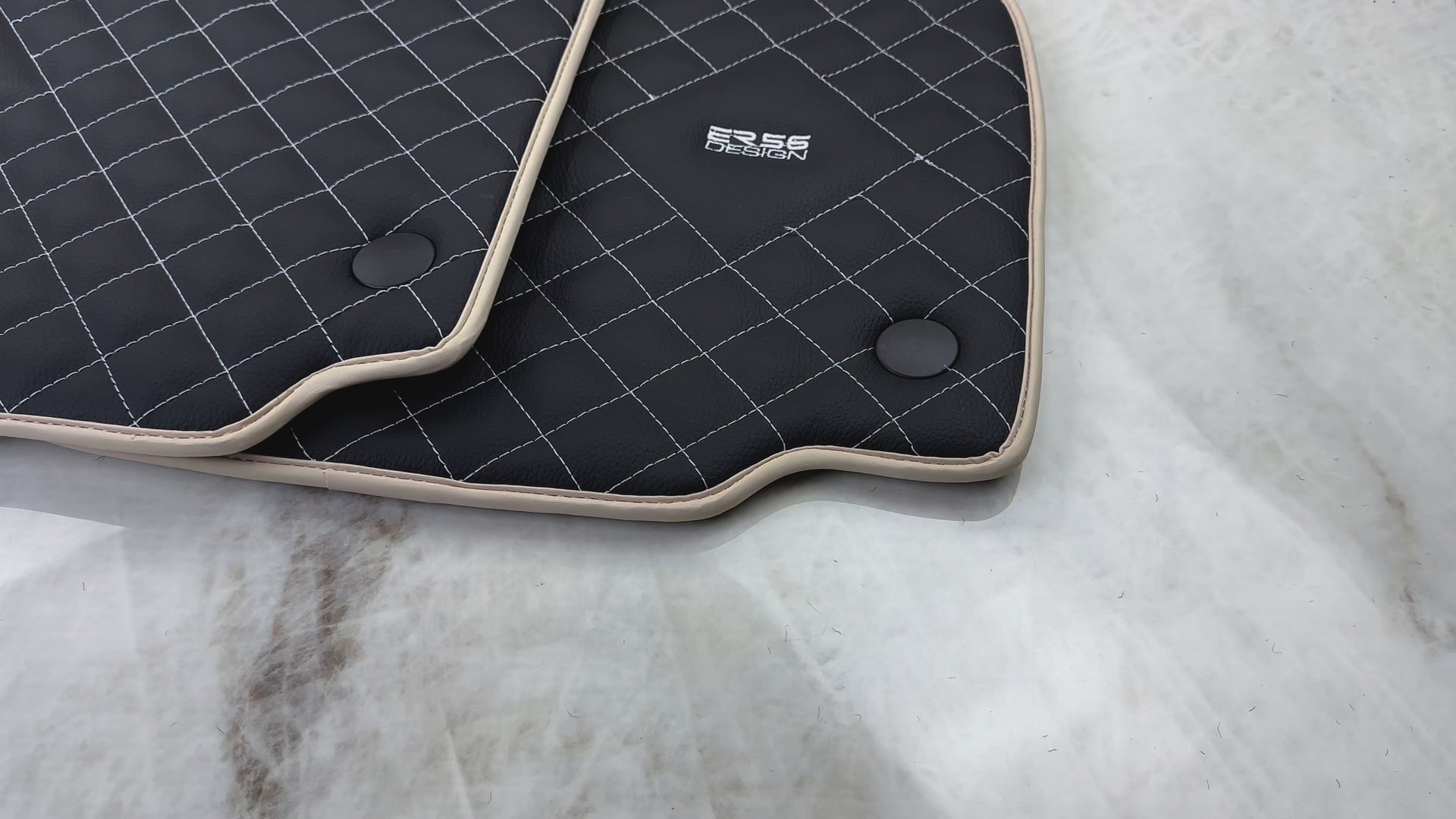 Tapis de voiture en cuir pour Ferrari 488 Spider 2015-2022 avec couture blanche design ER56 | Bord beige - AutoWin