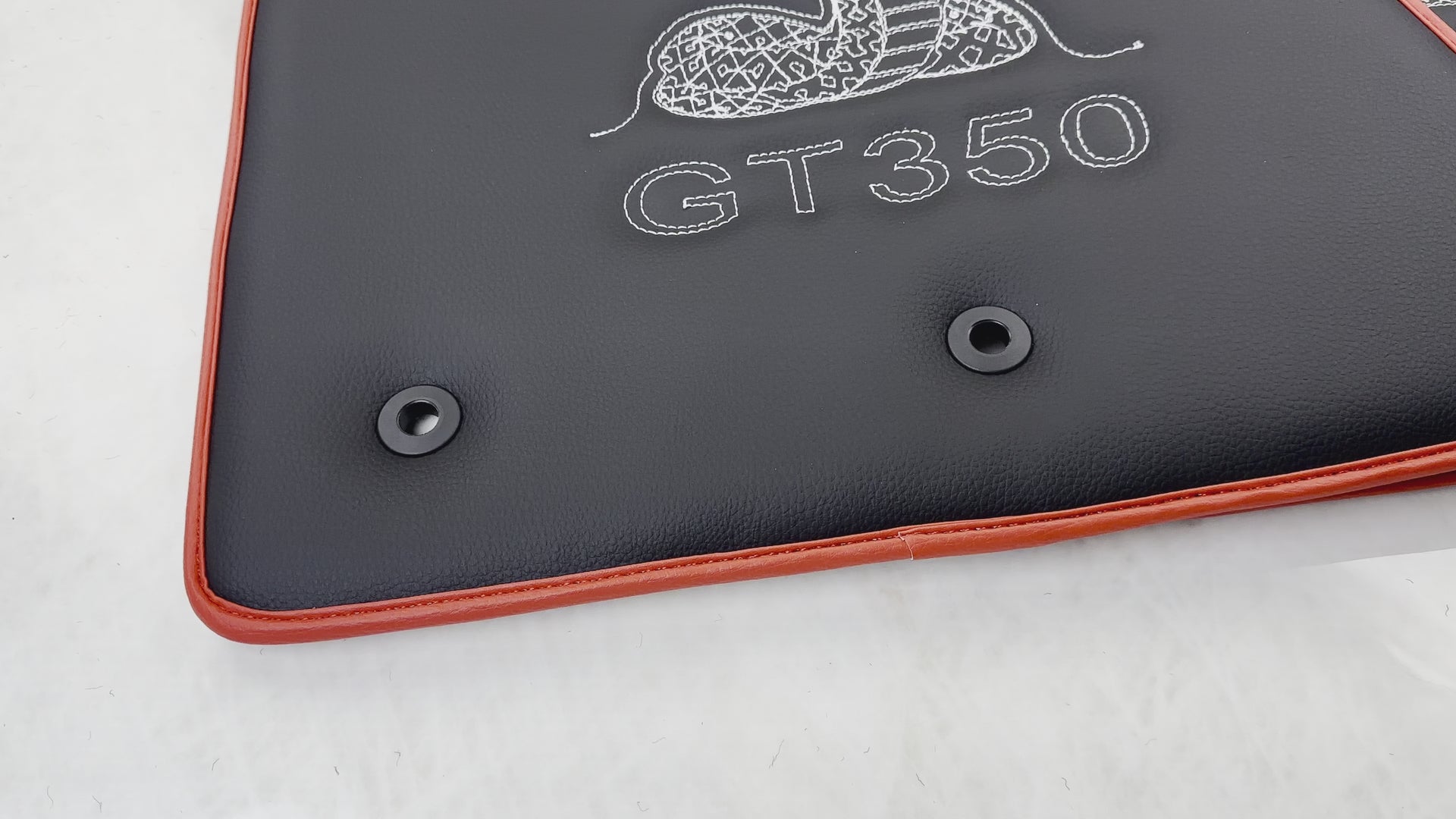 Tapis de voiture en cuir avec bord rouge pour Ford Mustang GT350 Shelby (2015-2021) avec couture Cobra - ER56 Design