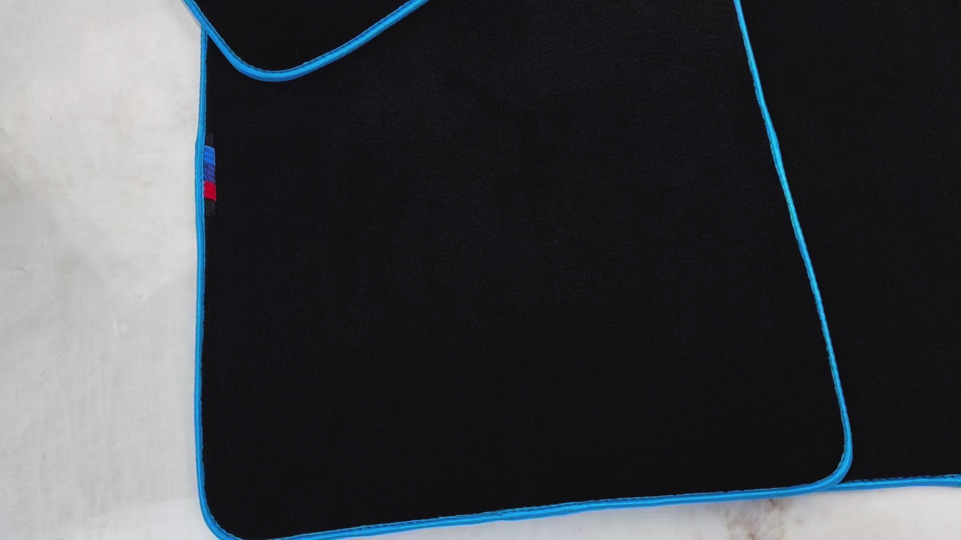 Tapis de voiture noir pour BMW Série 5 G30 | Bord bleu ciel - AutoWin