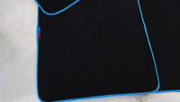 Tapis de voiture noir pour BMW Série 5 G30 | Bord bleu ciel