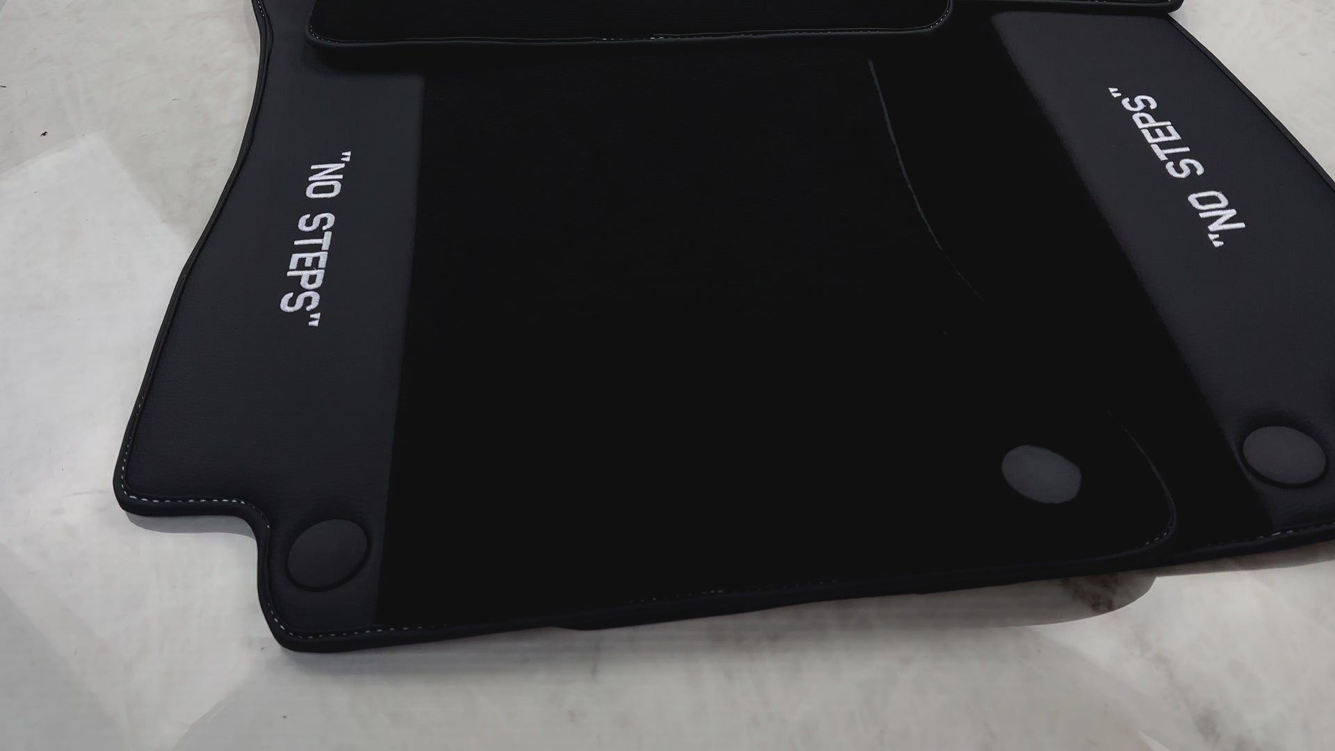 Tapis de voiture noirs pour Mercedes Benz E-Class W213 Berline (2020-2023) Hybride | Logo fluorescent "SANS ÉTAPES" - AutoWin