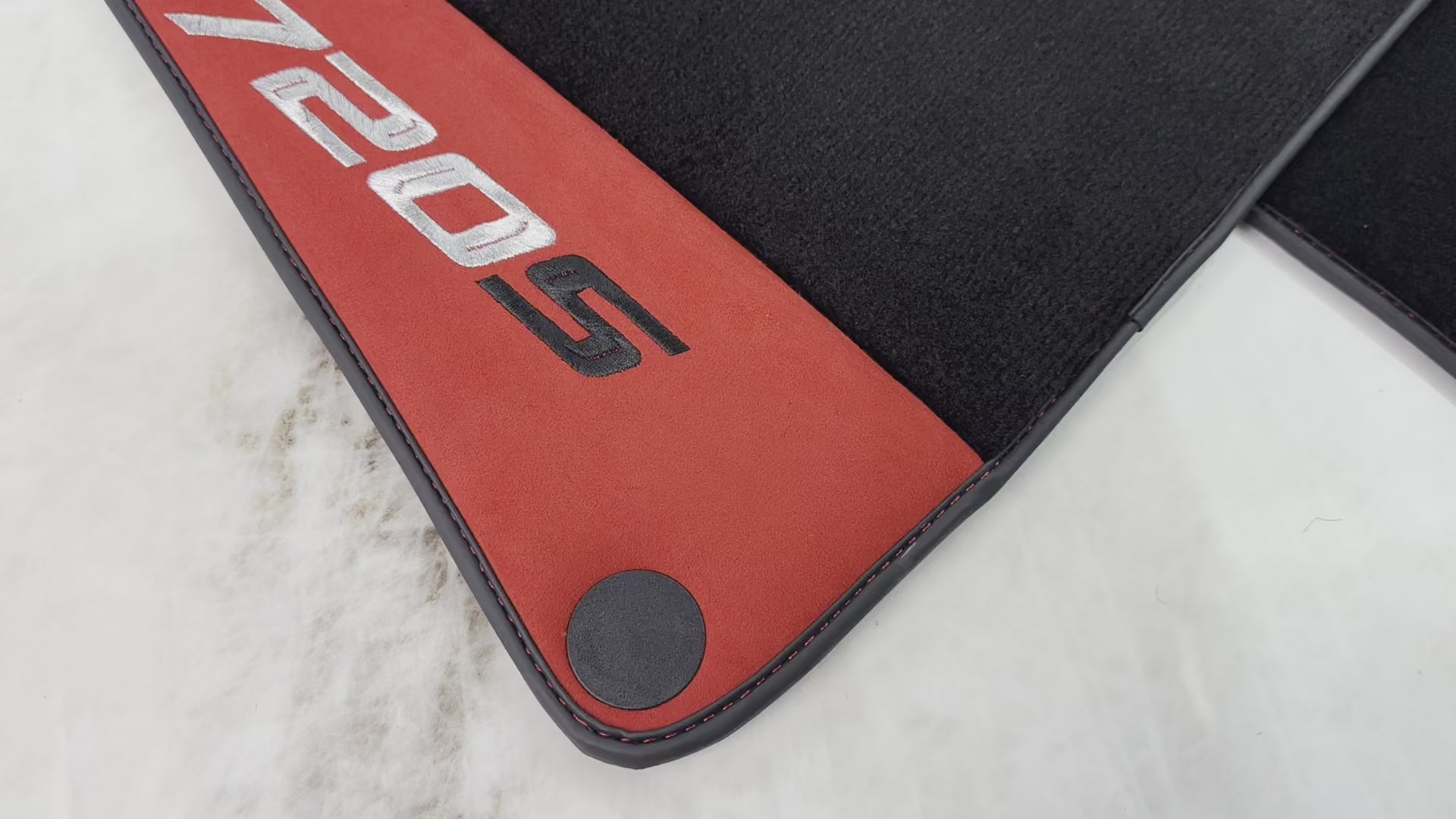 Schwarze Fußmatten für McLaren 720S Baujahr 2017–2021 mit rotem Alcantara-Leder - AutoWin