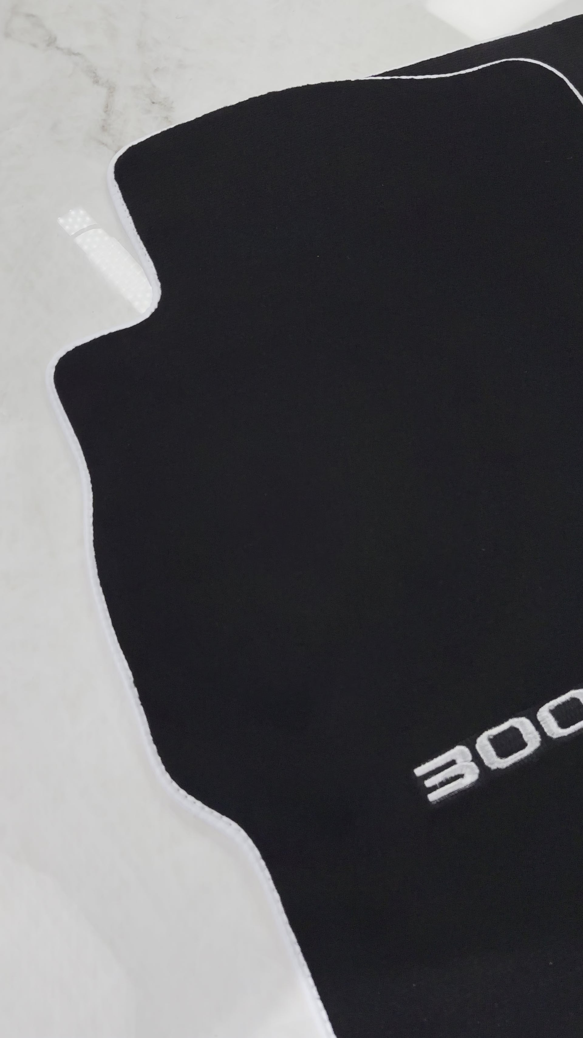 Tapis de voiture noirs pour Nissan 300ZX (1990-2000) avec bord blanc - AutoWin