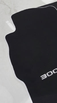 Tapis de voiture noirs pour Nissan 300ZX (1990-2000) avec bord blanc