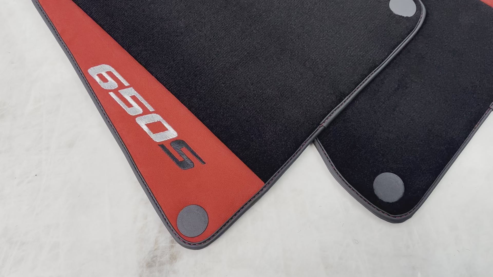 Schwarze Fußmatten für McLaren 650S, schwarz, maßgeschneidert mit rotem Alcantara-Leder - AutoWin.EU