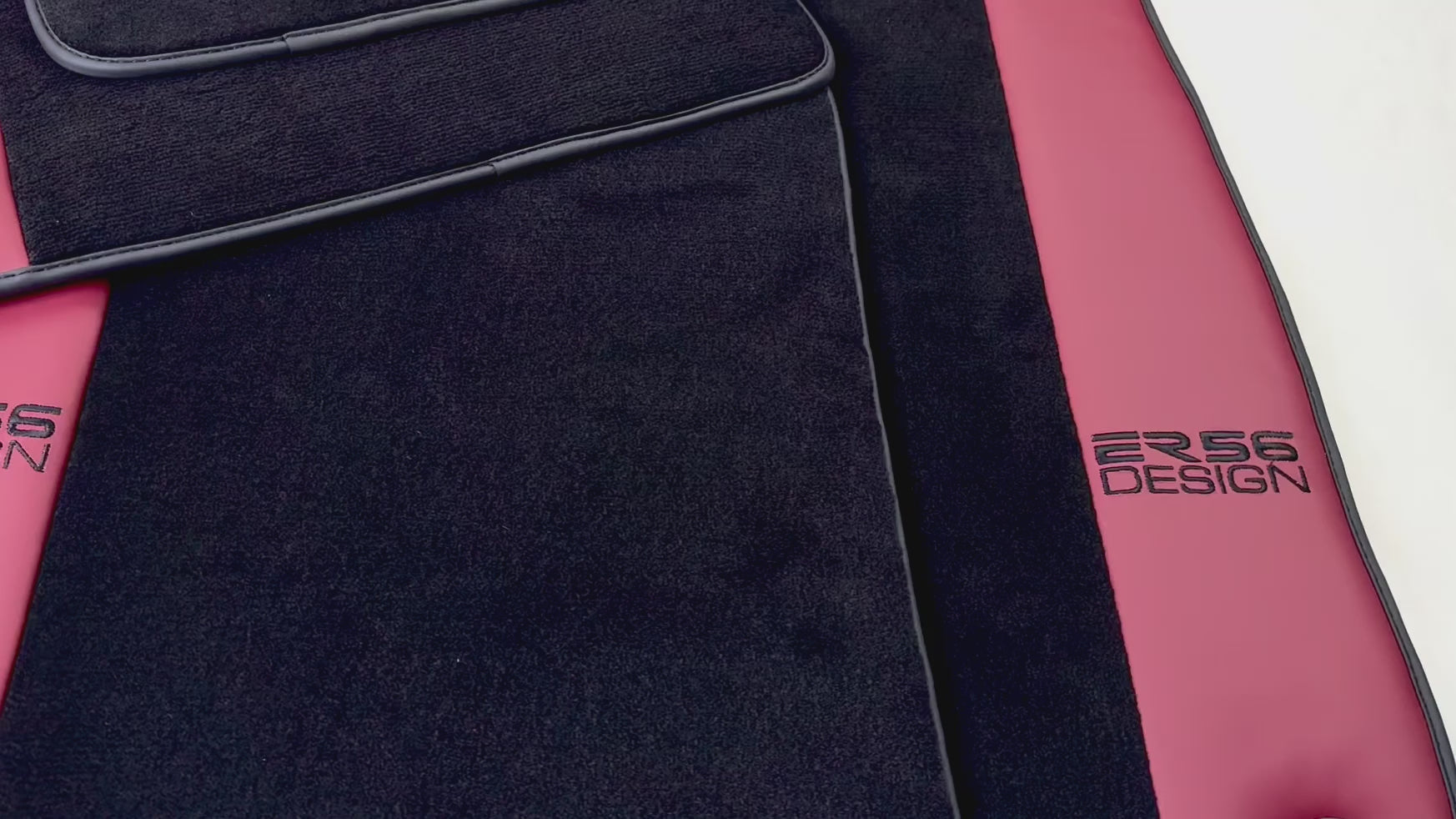 Tapis de voiture noir pour Porsche Macan (2014-2023) en cuir Nappa Bordeaux | Design ER56 - AutoWin