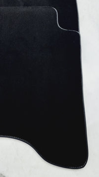 Schwarze Fußmatten für Toyota Land Cruiser 90 (1997–2003).