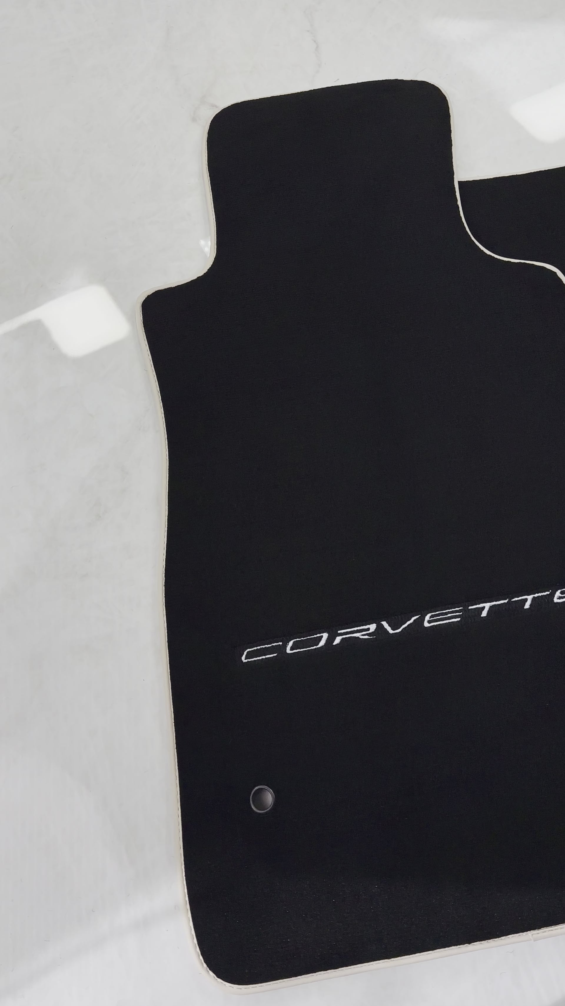 Tapis de voiture noirs pour Chevrolet Corvette C6 (2005-2013) avec garniture beige - AutoWin