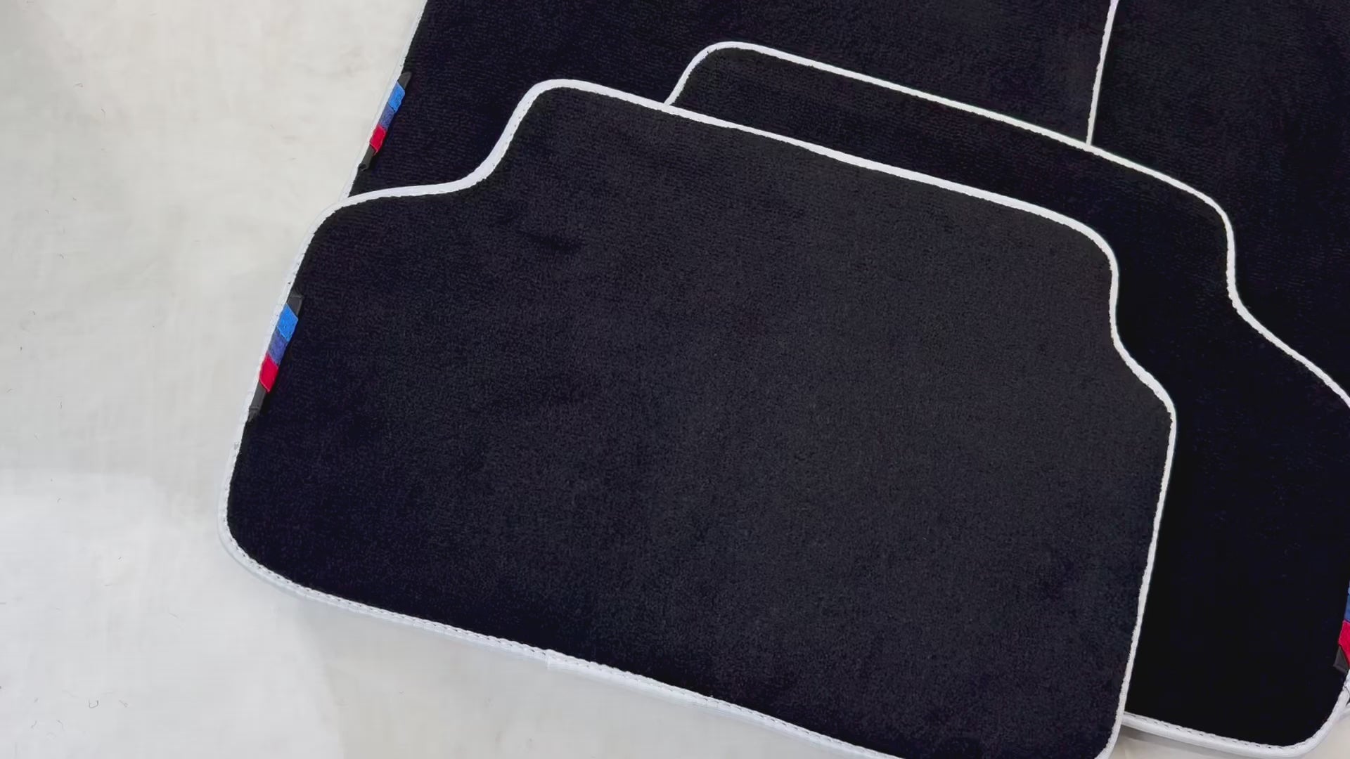 Tapis noirs pour BMW Série 5 G30 | Garniture blanche - AutoWin