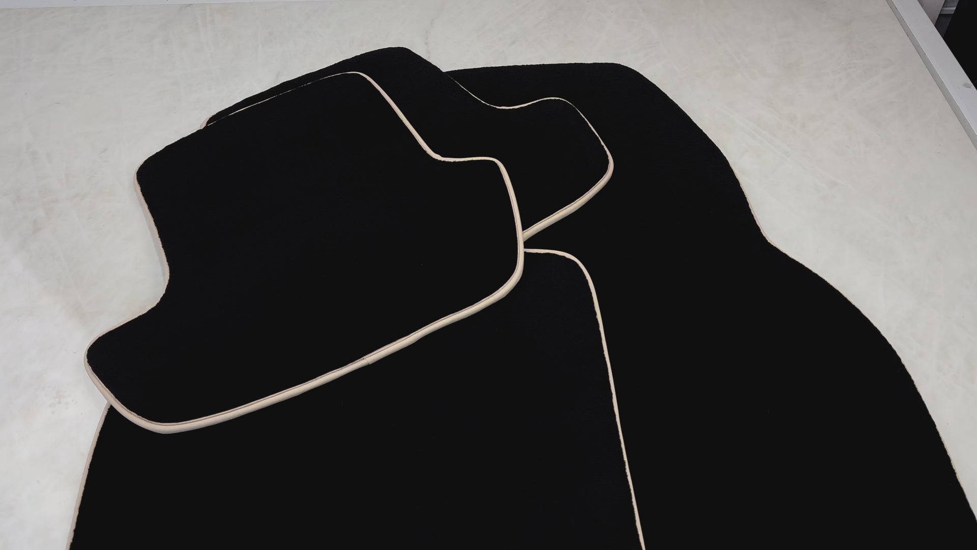 Tapis de voiture noir pour Porsche Cayenne (2018-2023) | Bord beige - AutoWin