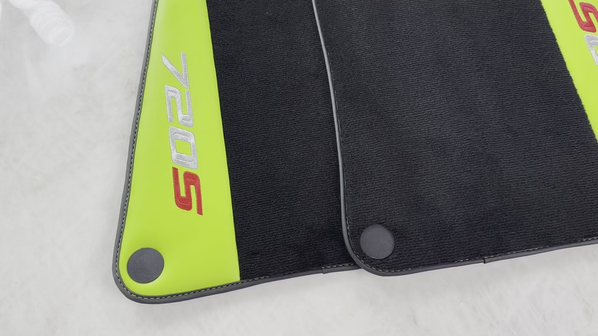 Tapis de voiture noir pour McLaren 720S année 2017-2021 avec cuir vert - AutoWin