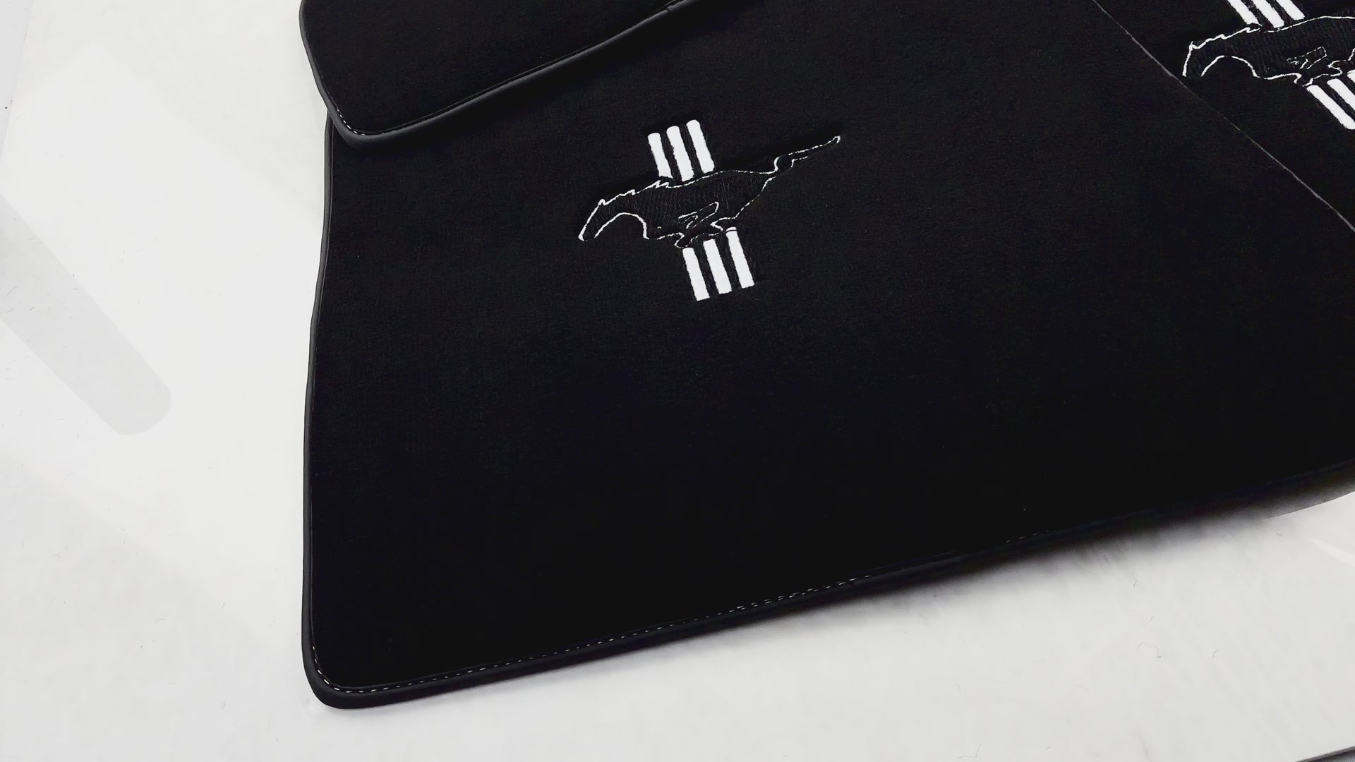 Tapis de voiture noirs pour Ford Mustang V (2004-2010) avec Pony - AutoWin.EU