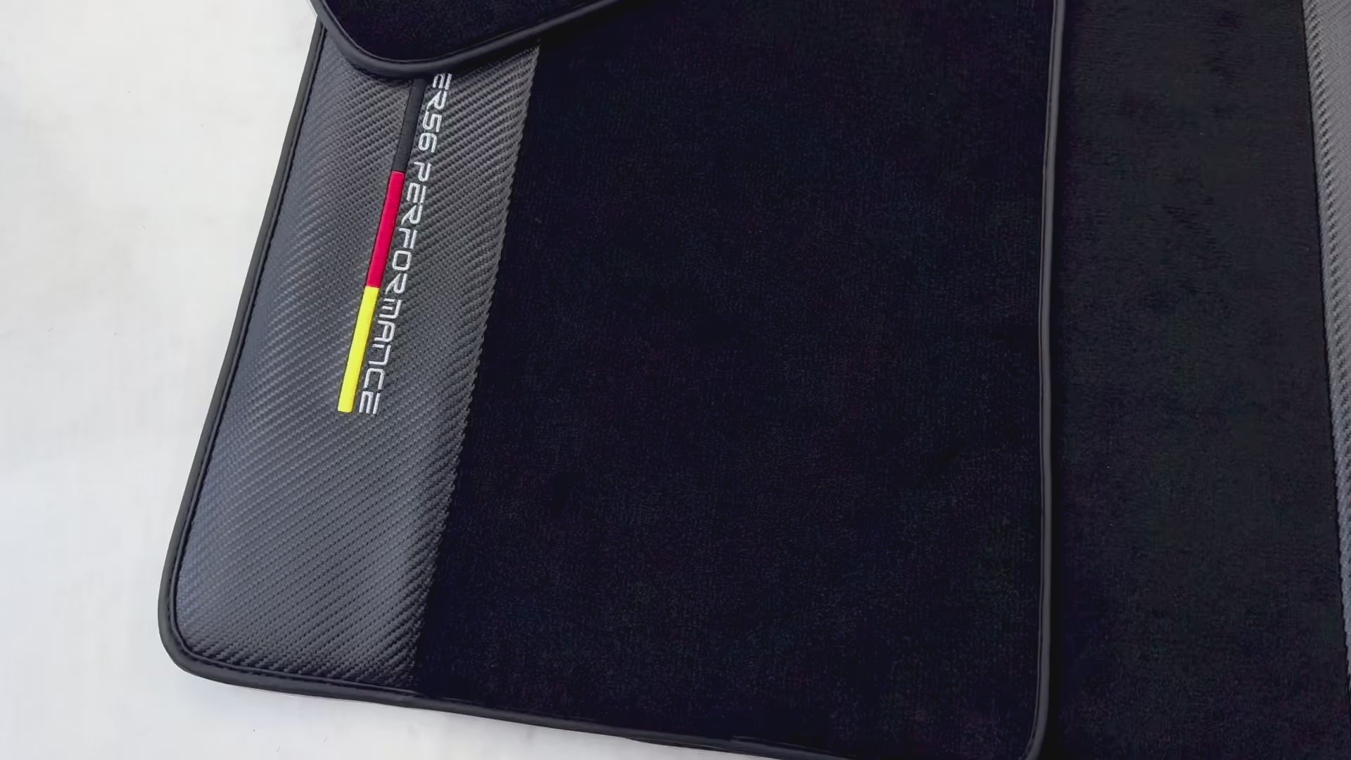 Tapis noirs pour BMW Série 5 G30 en carbone | Performances ER56 - AutoWin