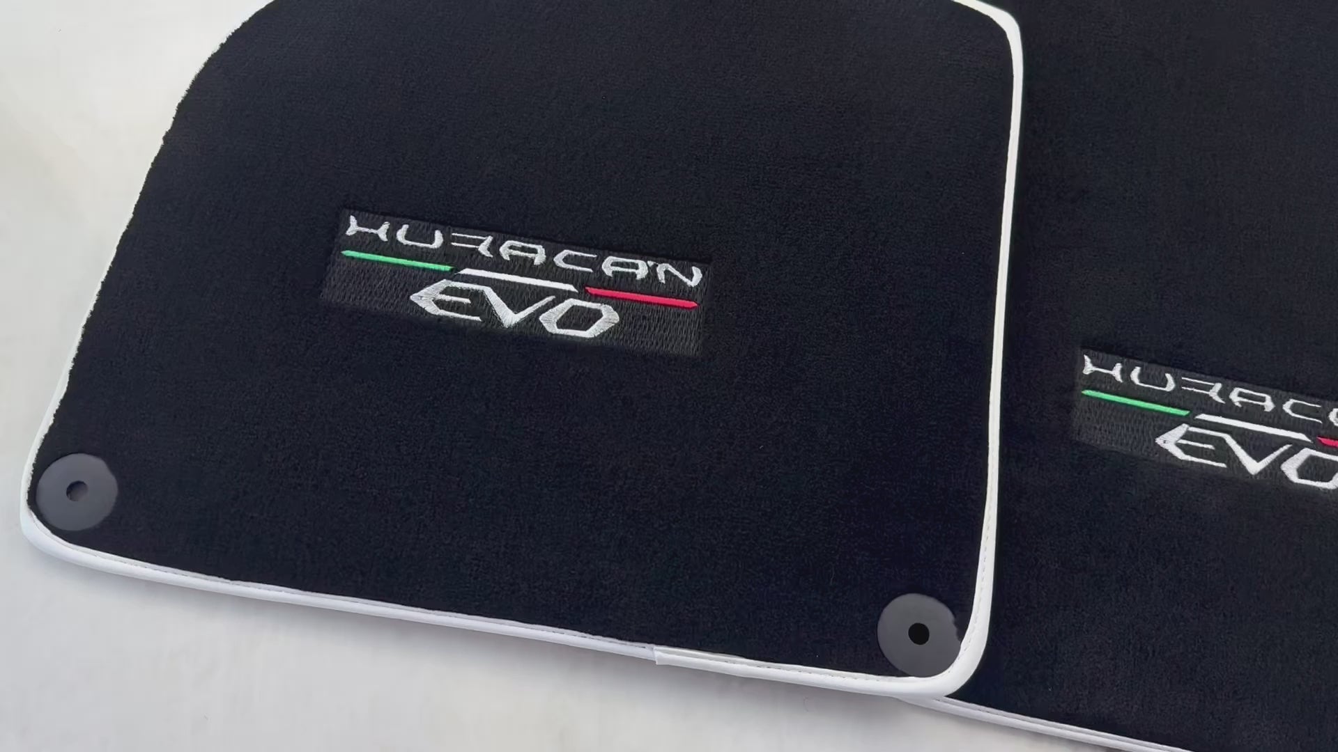 Tapis de voiture noirs pour Lamborghini Huracan EVO (2019-2024) avec bord blanc - AutoWin.EU