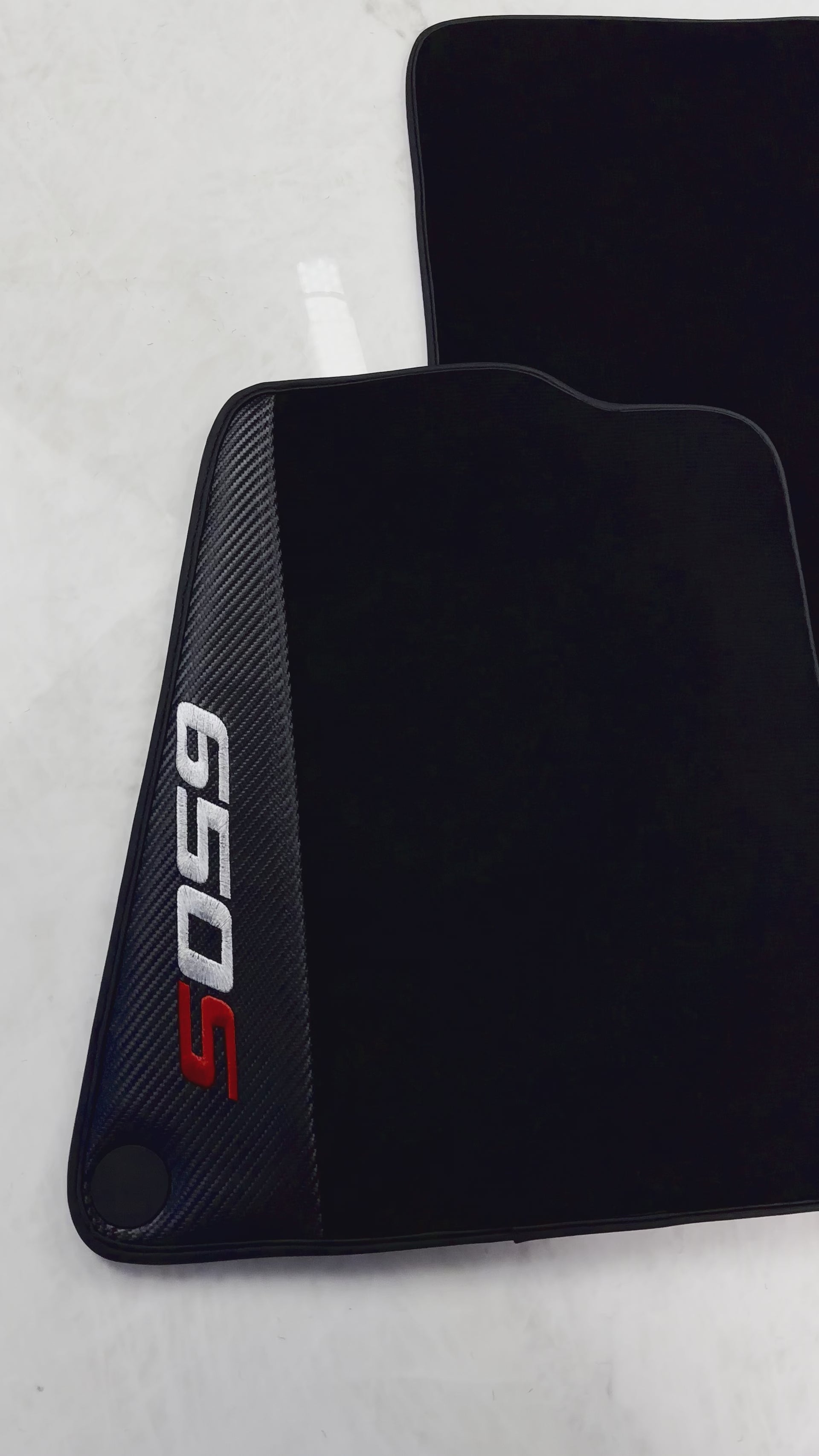 Tapis de voiture noir pour McLaren 650S sur mesure en cuir carboné - AutoWin.EU