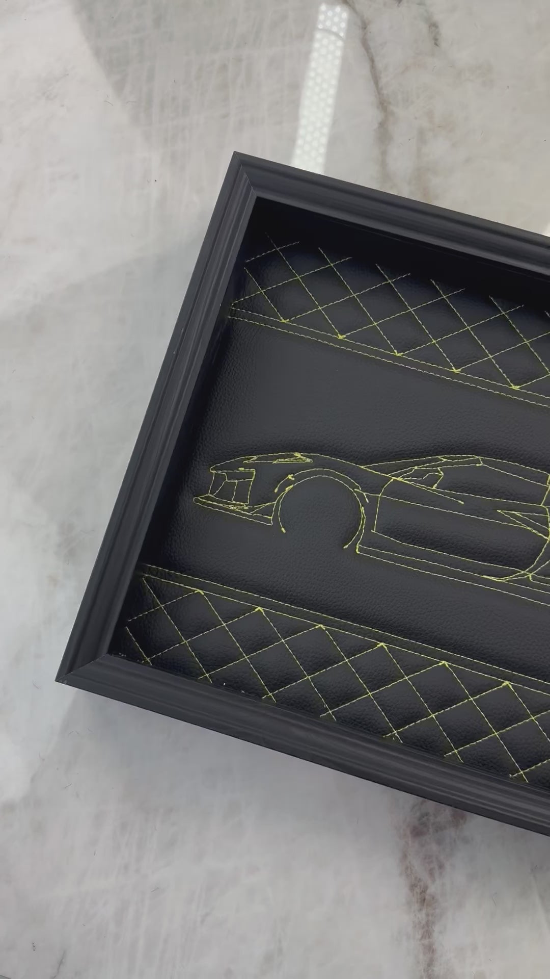 Art mural en cuir noir inspiré de la Corvette C8 : Coutures jaunes brodées - ER56 Design