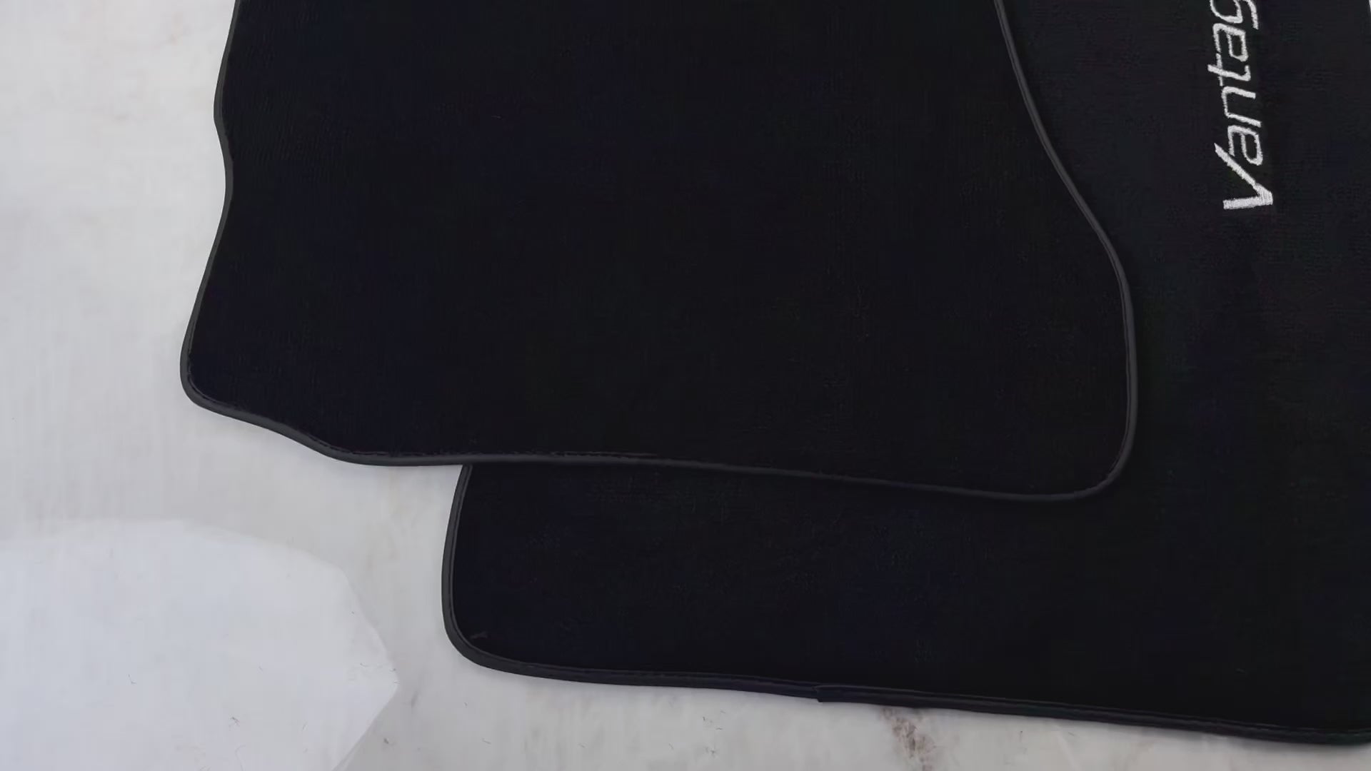 Tapis de voiture noir pour Aston Martin V8 Vantage (2005–2023) avec cuir - AutoWin