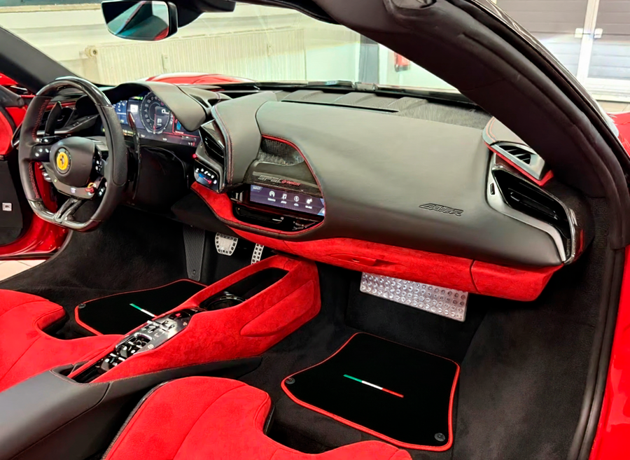 Schwarze Fußmatten für Ferrari Portofino (2018–2023), italienische Ausgabe, mit rotem Rand