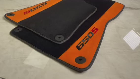 Tapis de voiture noirs pour McLaren 650S sur mesure en cuir Alcantara orange - AutoWin.EU