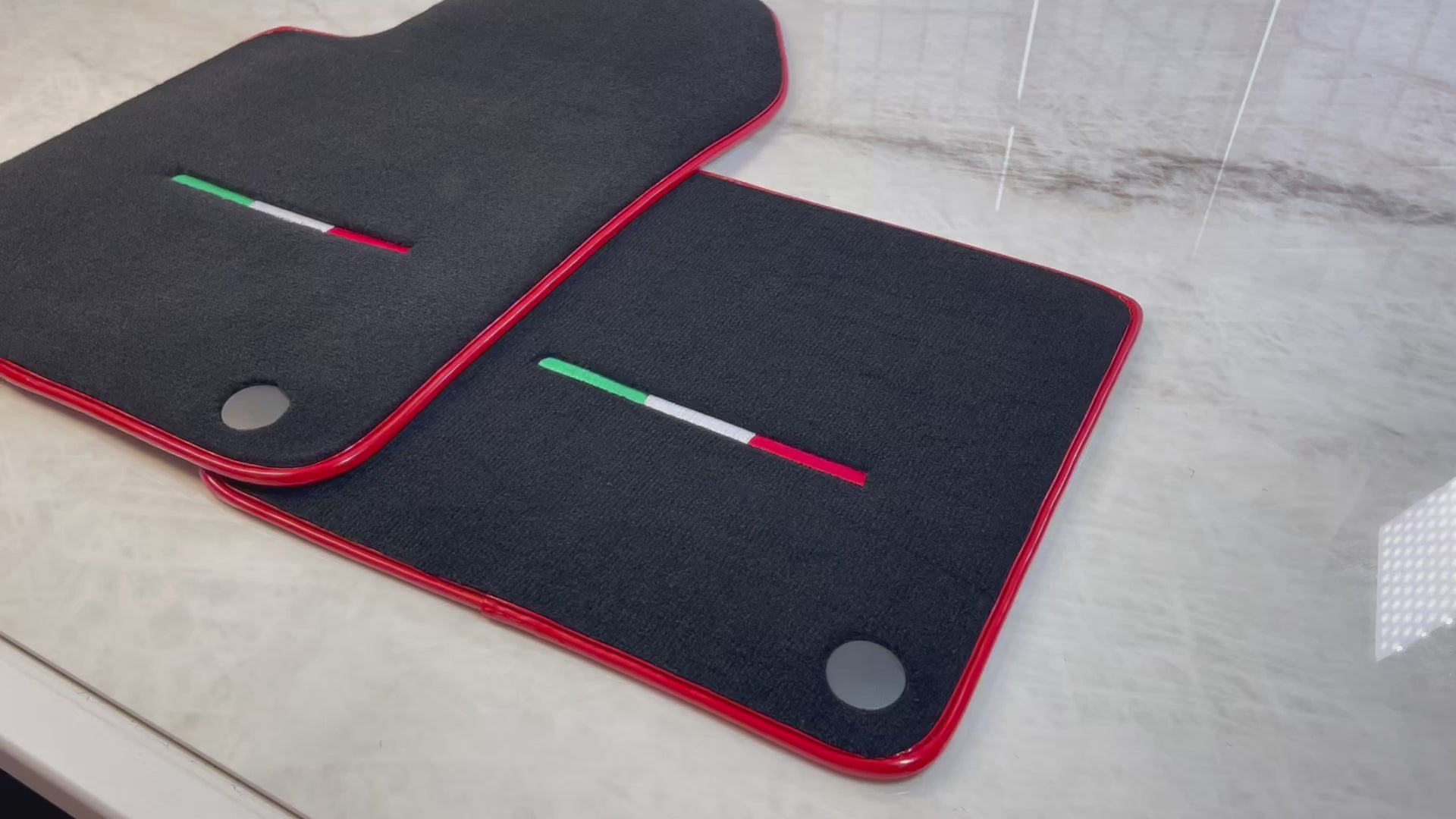 Tapis de voiture noirs pour Ferrari 599 Coupe 2006-2012 avec contour rouge - AutoWin